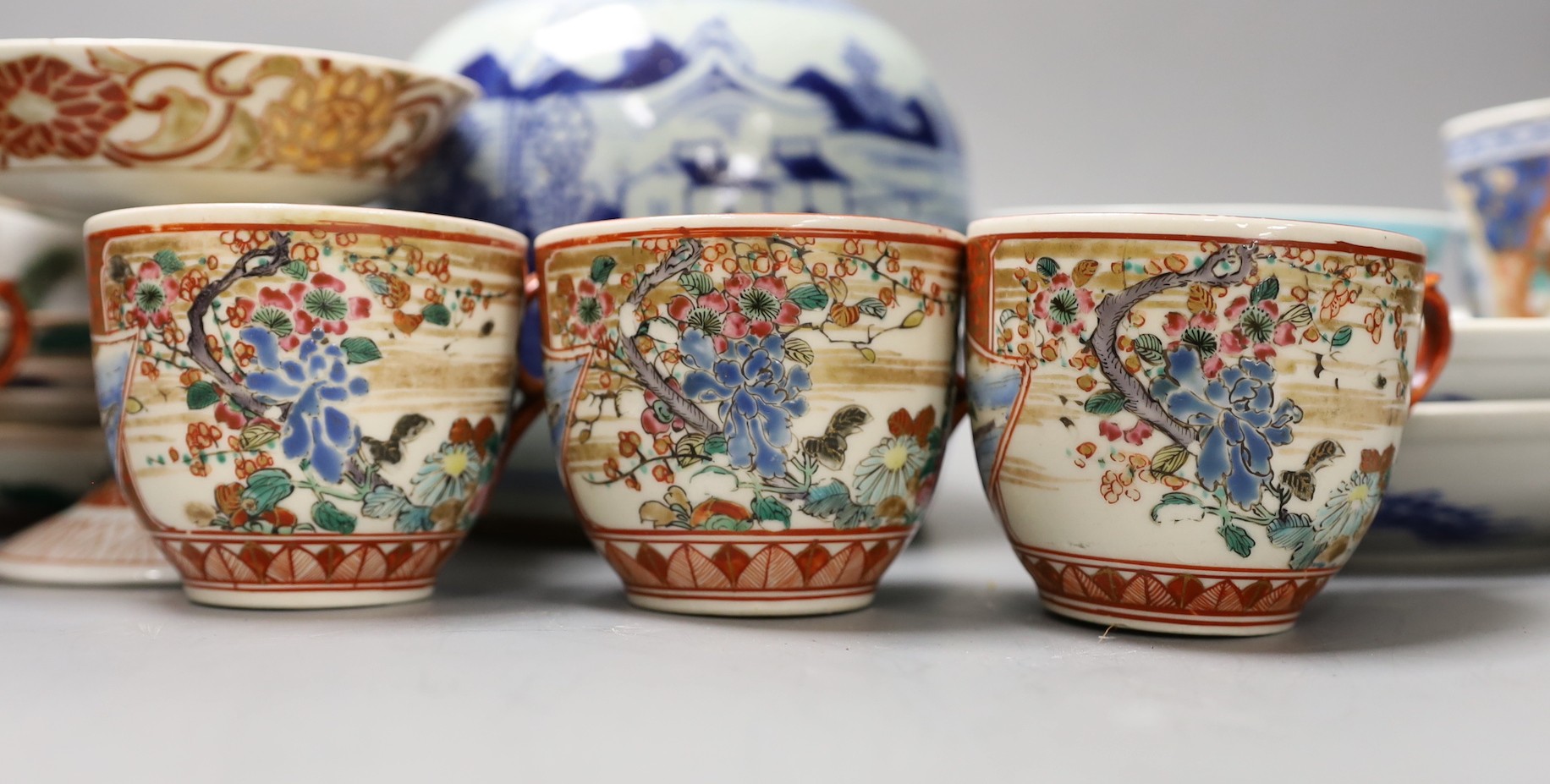 A group of assorted Chinese and Japanese ceramics, 19th and 20th century (15)